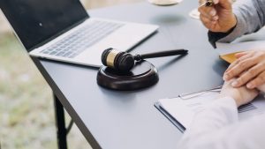 A gavel and laptop side by side representing a brain injury claim